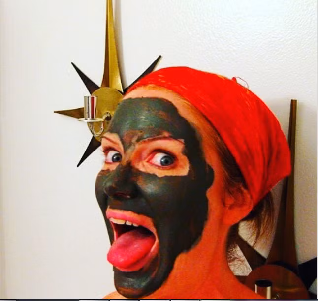 Lấy 1 muỗng than hoạt tính và 1 muỗng đất sét bentonit. Lấy 1/4 cốc nước, đổ vào than và đất sét. Khuấy hỗn hợp rồi thêm một vài giọt dầu cây chè và trộn lại. Bôi hỗn hợp lên mặt và để yên trong 15-20 phút hoặc cho đến khi mặt nạ khô. Sau đó rửa sạch lại và dùng kem dưỡng ẩm. Ảnh: BS.