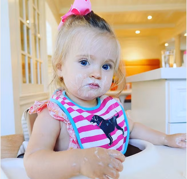 Mặt nạ sữa chua dâu tây gồm 2 quả dâu tây chín xay nhuyễn và thêm 1 muỗng cà phê mật ong, 1 muỗng cà phê sữa chua probiotic. Sau khi trộn đều rồi bôi mặt nạ. Giữ trong 15 phút. Nhẹ nhàng rửa mặt và tận hưởng làn da tươi sáng và mềm mịn. Ảnh: Depositphotos.