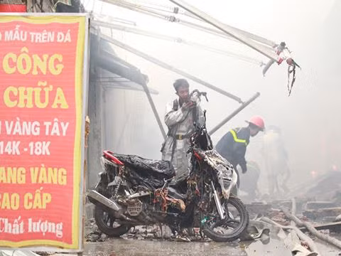 Lực lượng cứu hộ, cứu nạn nỗ lực cứu tài sản trong vụ cháy chợ Quang.