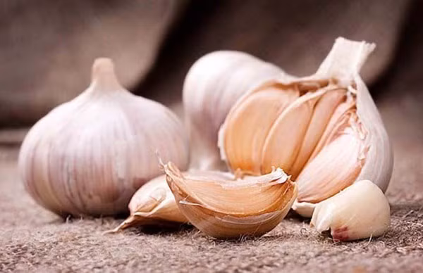 Theo lời chị Ngọc Anh, vợ Châu Việt Cường, chia sẻ trên Zing.vn, chồng chị bị ngộ độc do ăn quá nhiều tỏi dẫn đến nhiễm trùng nặng vùng cổ, phế quản. Sau khi nhập viện một ngày, các bác sĩ nói anh bị thêm nhiễm trùng máu. Vùng thở bị co thắt nên khó thở thường xuyên, sốt cao kéo dài.