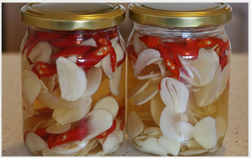 Rất nhiều người có thói quen sử dụng tỏi ngâm lâu trong dầu hay để tỏi quá lâu trong tủ lạnh, dùng tỏi đã mọc mầm để chế biến thức ăn mà không biết rằng đó chính là nguy cơ dẫn đến ngộ độc. Chính vì thế, bạn phải tuyệt đối tránh những việc làm nguy hại này.