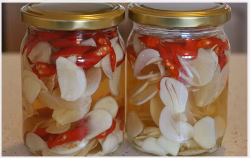 Rất nhiều người có thói quen sử dụng tỏi ngâm lâu trong dầu hay để tỏi quá lâu trong tủ lạnh, dùng tỏi đã mọc mầm để chế biến thức ăn mà không biết rằng đó chính là nguy cơ dẫn đến ngộ độc. Chính vì thế, bạn phải tuyệt đối tránh những việc làm nguy hại này.