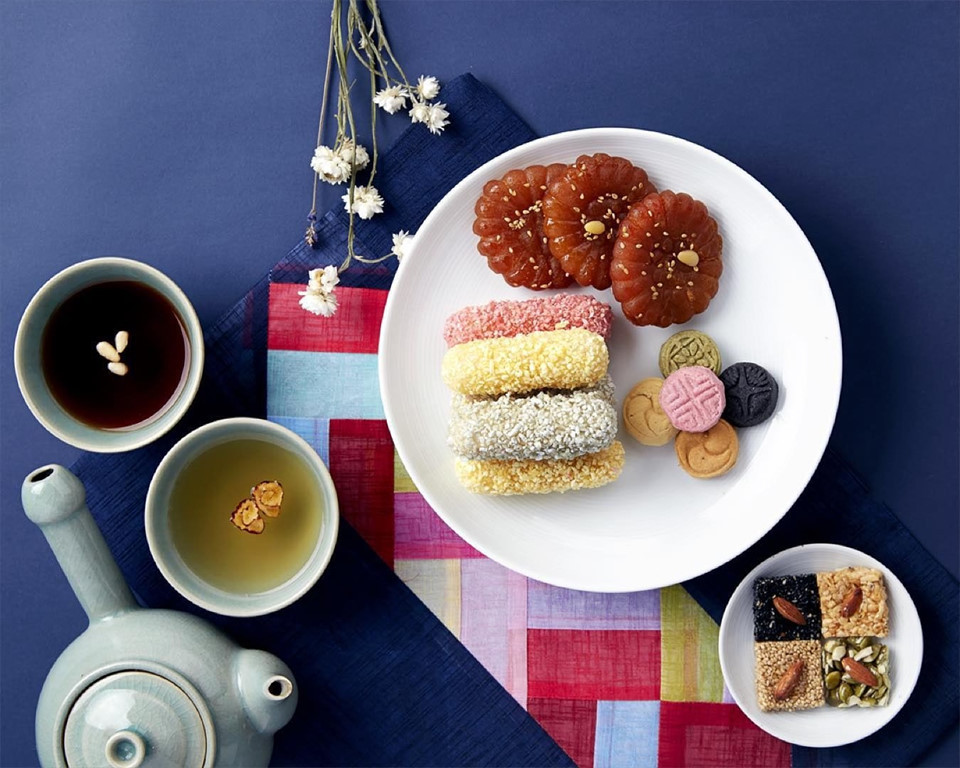 Các loại hangwa nổi tiếng là yakgwa, yugwa và dasik. Trong đó, yakgwa là bánh thảo dược, yugwa là bánh rán hình hoa và dasik là bánh để ăn lúc uống trà. Ảnh: Korea.