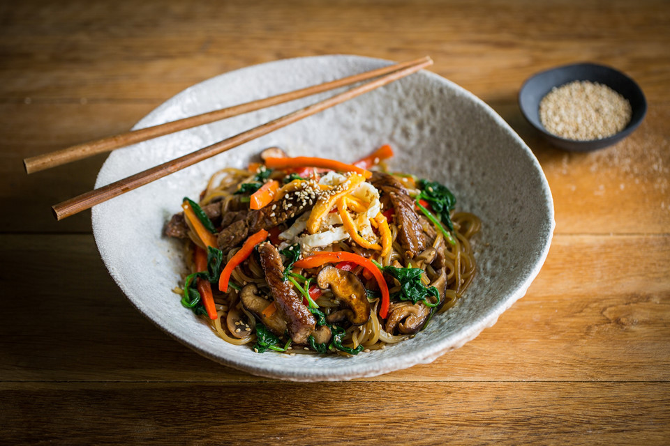 Japchae: Món miến xào japchae thường xuất hiện trong bữa ăn ngày lễ ở Hàn Quốc, thường gồm các loại rau củ và thịt được xào với miến. Ảnh: Great British Chefs.