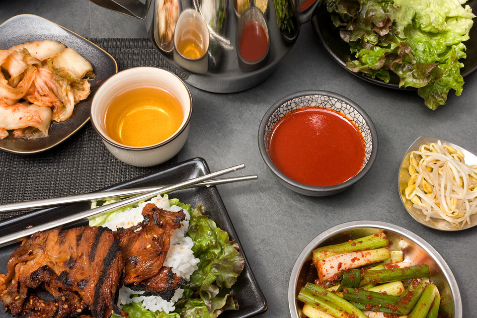 Bulgogi: Bulgogi là món ăn được ưa chuộng ở Hàn Quốc, được làm từ thịt bò hoặc thịt lợn thái mỏng, tẩm ướp rồi nướng hoặc áp chảo. Thịt được ướp ngọt nên hợp với những người không ăn được cay. Ảnh: Chowhound.