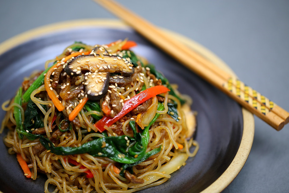 Japchae tưởng chừng là món dễ làm, nhưng thực ra tốn khá nhiều công sức. Mỗi loại rau củ cần được thái thành miếng nhỏ và xào hoặc luộc qua, trước khi cho vào xào chung với miến. Tuy nhiên, kết quả sẽ đền bù xứng đáng công sức của bạn, khi hương vị của các nguyên liệu hòa quyện thành bản giao hưởng ấn tượng. Ảnh: Angel Catering.
