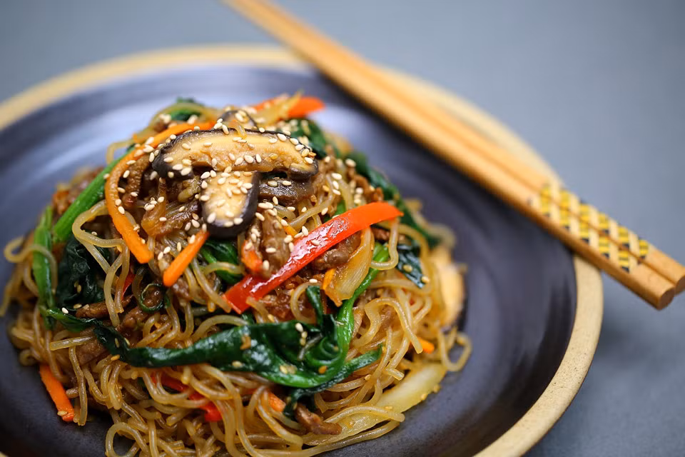 Japchae tưởng chừng là món dễ làm, nhưng thực ra tốn khá nhiều công sức. Mỗi loại rau củ cần được thái thành miếng nhỏ và xào hoặc luộc qua, trước khi cho vào xào chung với miến. Tuy nhiên, kết quả sẽ đền bù xứng đáng công sức của bạn, khi hương vị của các nguyên liệu hòa quyện thành bản giao hưởng ấn tượng. Ảnh: Angel Catering.