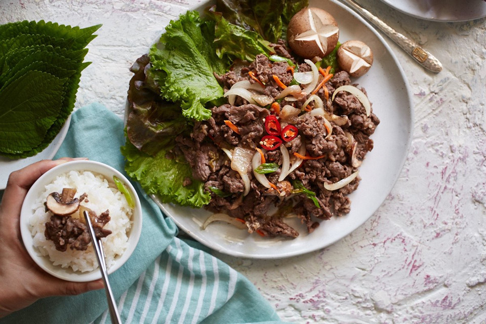 Thịt thường được cuốn với các loại rau củ, kim chi... hoặc ăn cùng cơm trắng. Đây là món ăn rất hợp với những buổi tụ họp gia đình như trong lễ Trung thu. Ảnh: Crazy Korean Cooking.