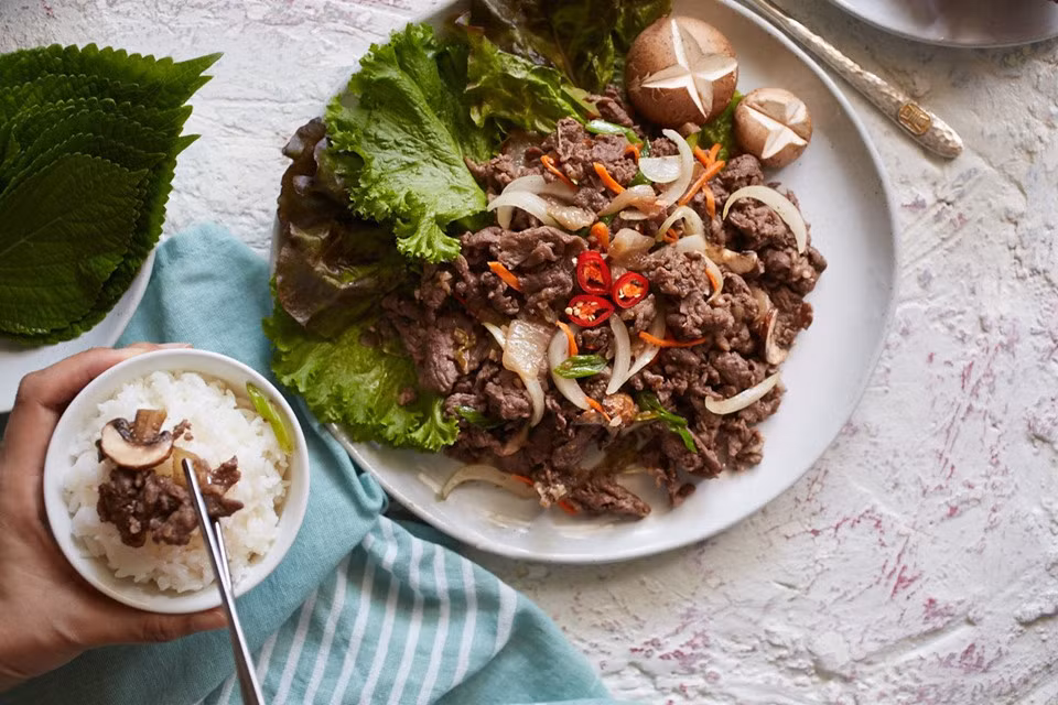 Thịt thường được cuốn với các loại rau củ, kim chi... hoặc ăn cùng cơm trắng. Đây là món ăn rất hợp với những buổi tụ họp gia đình như trong lễ Trung thu. Ảnh: Crazy Korean Cooking.