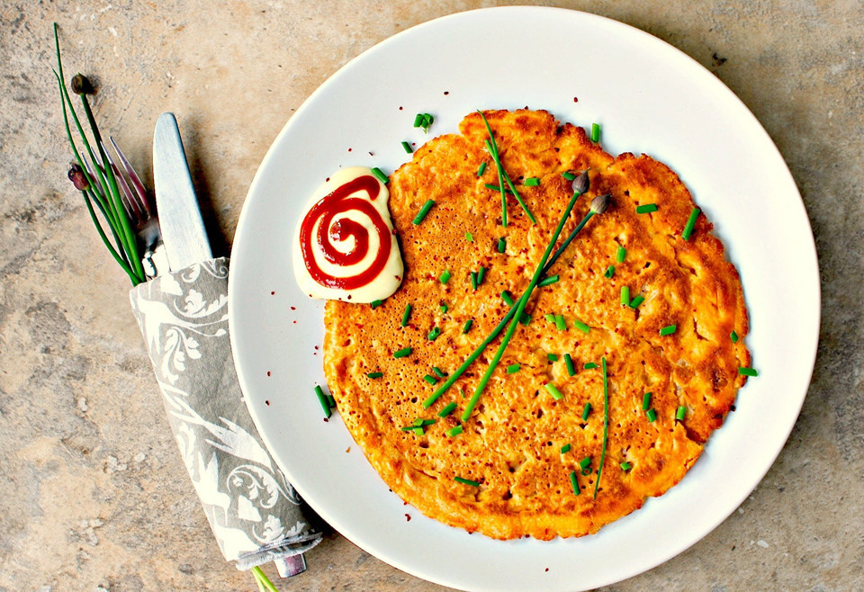 Jeon: Bánh kếp cũng là món hay được ăn trong các dịp lễ tại Hàn Quốc. Trong đó, bột loãng được trộn cùng các nguyên liệu tùy thích, sau đó rán giòn. Ảnh: Mangichi.