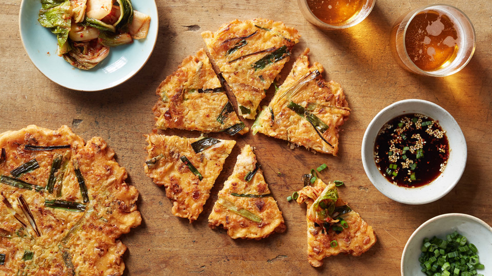 Jeon có thể được làm từ một nguyên liệu đơn lẻ, như cá pollack, bí vàng... hoặc từ 2-3 nguyên liệu trộn lại. Hai loại jeon được ưa chuộng là haemul pajeon (hải sản và hành xanh) và kimchi jeon (kim chi và hành). Ảnh: Martha Stewart.