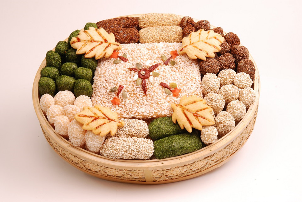 Hangwa: Món ăn đầy tính nghệ thuật này được làm từ bột gạo, mật ong, hoa quả và các loại rễ cây, tạo ra màu sắc tự nhiên. Hangwa vừa đẹp mắt, vừa giàu giá trị dinh dưỡng, thường được ăn trong nhiều dịp đặc biệt ở Hàn. Ảnh: Tradekorea.