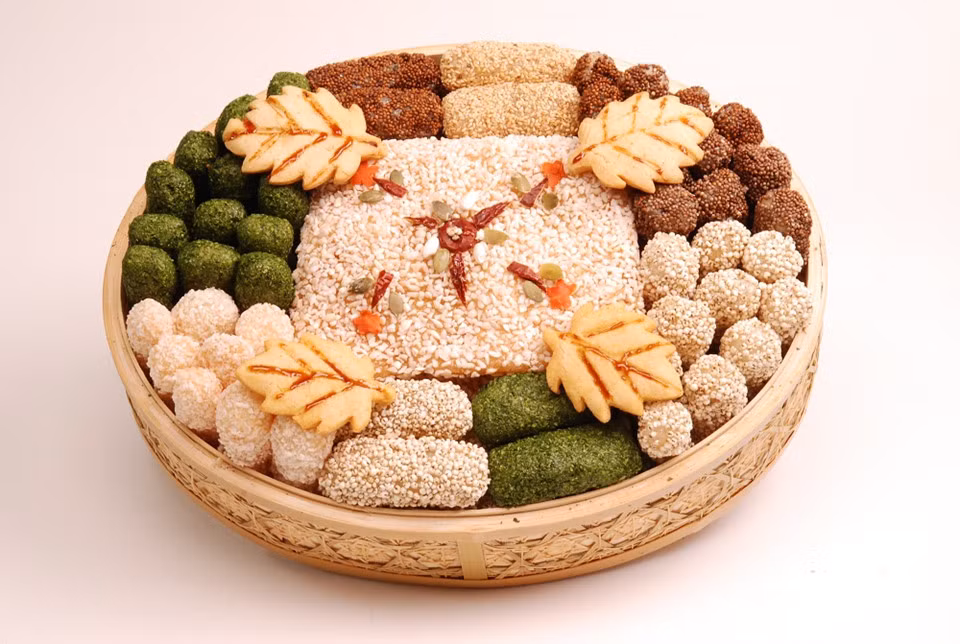 Hangwa: Món ăn đầy tính nghệ thuật này được làm từ bột gạo, mật ong, hoa quả và các loại rễ cây, tạo ra màu sắc tự nhiên. Hangwa vừa đẹp mắt, vừa giàu giá trị dinh dưỡng, thường được ăn trong nhiều dịp đặc biệt ở Hàn. Ảnh: Tradekorea.