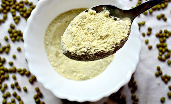 Dùng bột đậu xanh trộn với nước thành hỗn hợp sền sệt và đắp lên lưng trong khoảng 30 phút. Rửa sạch lại bằng nước ấm.