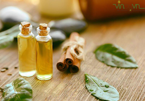 Tinh dầu trà giúp trị mụn ở lưng nhanh chóng. Nên pha loãng 2-3 thìa cà phê dầu trà với một chén nước, khuấy đều, sau đó dùng bông sạch thấm bôi lên lưng.