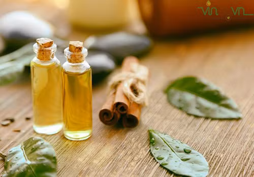 Tinh dầu trà giúp trị mụn ở lưng nhanh chóng. Nên pha loãng 2-3 thìa cà phê dầu trà với một chén nước, khuấy đều, sau đó dùng bông sạch thấm bôi lên lưng.