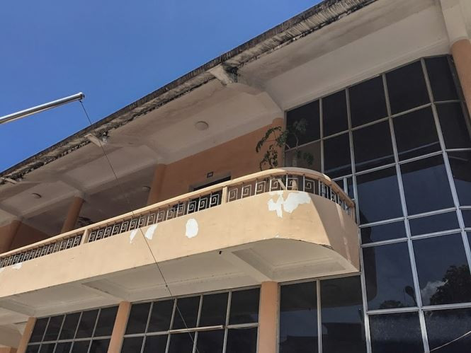 Một phần công trình có dấu hiệu xuống cấp, bong tróc.