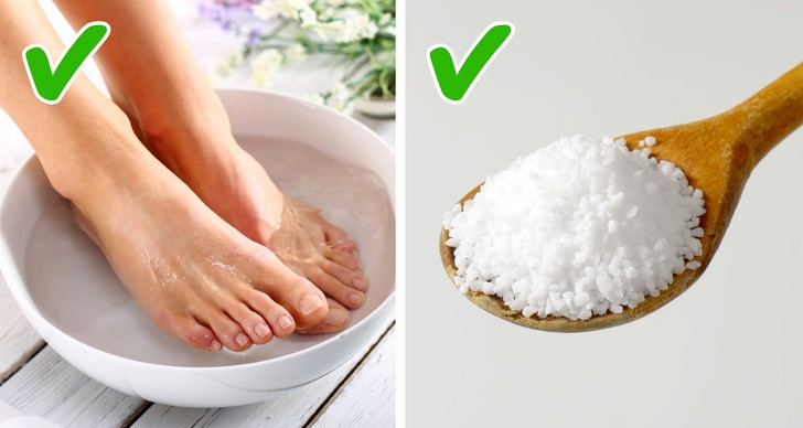 Ngâm chân vào nước ấm với muối Epsom sẽ giúp bạn giảm bớt đau nhức. Ngoài ra, móng chân của bạn sẽ mềm và dễ cắt hơn sau đó.
