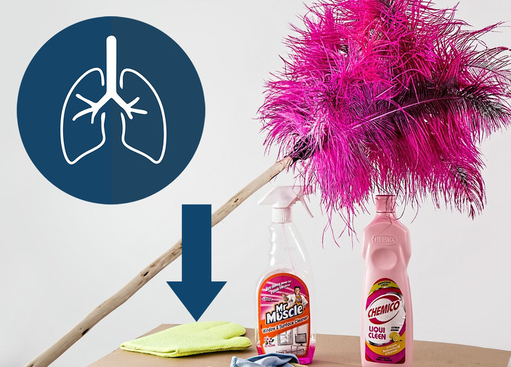 Dọn dẹp nhà cửa sạch sẽ bằng cách sử dụng các chất tẩy rửa không gây dị ứng cũng là cách giúp bạn giảm khả năng bị dị ứng. Điều quan trọng là phải đeo khẩu trang để bảo vệ khi dọn nhà.