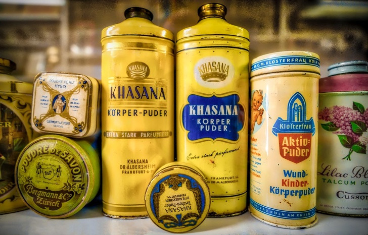 Chọn mỹ phẩm thì bạn cần chọn sản phẩm vệ sinh không gây dị ứng.