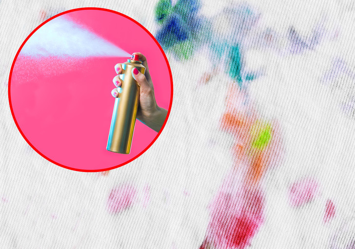 Nếu có một vết ố mỹ phẩm trên quần áo, bạn có thể xử lý nó bằng keo xịt tóc, lau bằng khăn ăn và rửa bình thường.