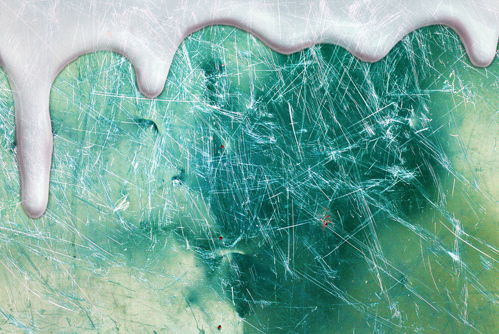 Để loại bỏ vết xước trên bề mặt thủy tinh, bôi sơn móng tay và để yên khoảng một giờ. Ngâm một miếng bông vào chất tẩy sơn móng tay và lau sạch bề mặt kính.