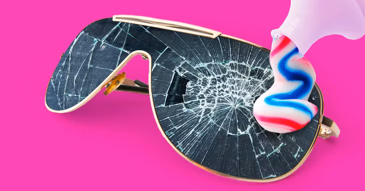 Để làm sạch bóng kính mắt, bạn có thể sử dụng kem đánh răng thông thường không có hạt. Bôi kem lên kính và dùng vải mềm lau rồi sau đó rửa sạch.