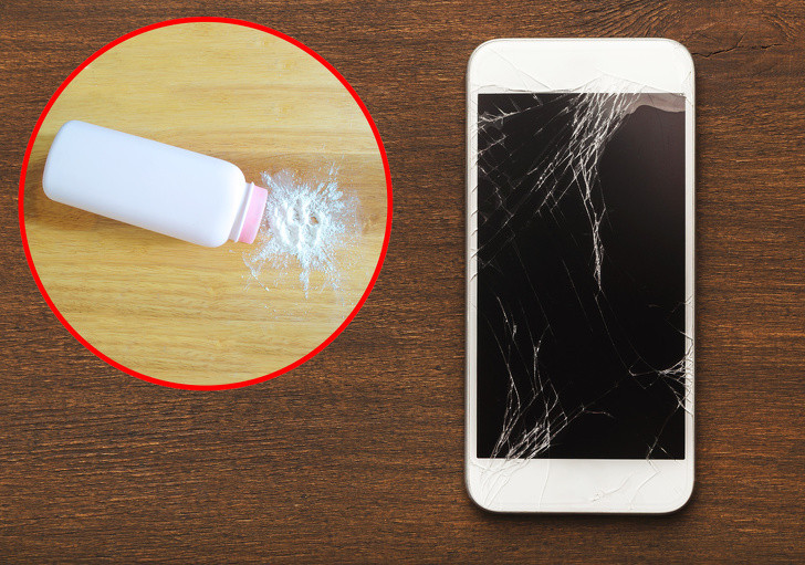 Sử dụng bột em bé để loại bỏ vết trầy xước trên màn hình điện thoại. Trộn bột và nước rồi bôi lên màn hình và chà bằng giẻ. Các vết trầy xước nhỏ sẽ biến mất.