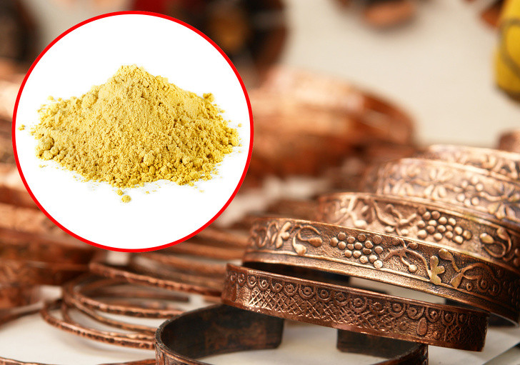 Bạn có thể dùng mù tạt để đánh bóng vật dụng cũ làm bằng đồng. Trước tiên, bôi mù tạt lên vật dụng cũ, đánh bóng nó bằng một miếng vải ẩm.