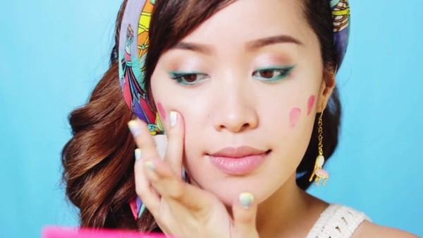 Bước 3: Thoa phấn má hồng dạng kem. Lấy một ít phấn má bằng dụng cụ lấy kem rồi dùng cọ tán đều lên má. Khuôn mặt bạn hình nào sẽ tán phấn hồng theo dạng đó.