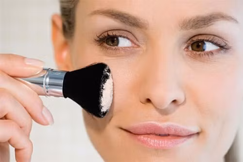 Bước 4: Dùng phấn phủ một lượt khắp khuôn mặt, đặc biệt là phần má hồng vừa đánh.