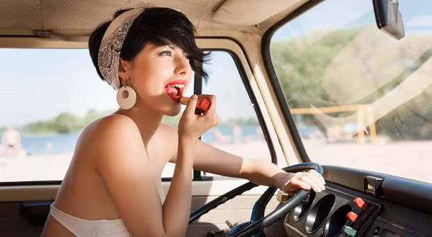 Bước 1: Hãy rửa sạch mặt và lau khô. Lấy một ít kem chống nắng ra tay, xoa đầu ra đầu ngón tay rồi bôi lên mặt để kem thẩm thấu nhanh và hiệu quả hơn. Bạn nhớ là thoa kem chống nắng 30 phút trước khi ra ngoài trời. Bạn nhớ chọn loại kem chống nắng có SPF cao >=50++.