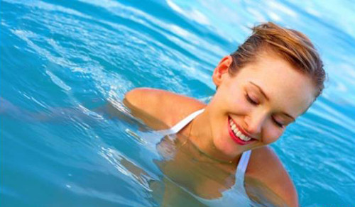 Bước 2: Thoa kem nền. Mùa hè, bạn nên dùng loại kem nền lỏng, sẽ giúp bám vào da lâu hơn, giúp lớp trang điểm lâu trôi. Dùng cọ để tán đều kem nền lên mặt.