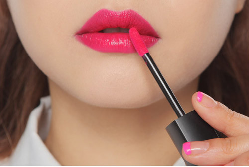 Bước 5: Cuối cùng là son môi. Tốt hơn hết là sử dụng son lỳ trong trường hợp này. Sử dụng màu son mà bạn thích, tô lòng môi hay toàn môi tùy theo ý thích của bạn.
