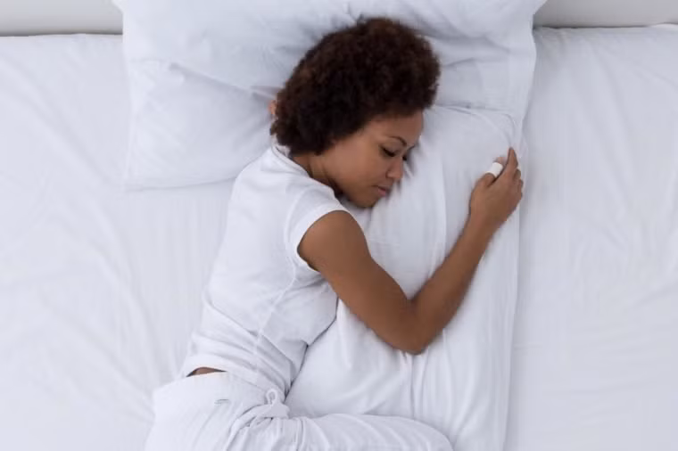 Bị dị ứng hoặc triệu chứng hen suyễn: Việc tích tụ bụi trong nệm cũ có thể gây ra các phản ứng dị ứng như sổ mũi, hắt hơi và mũi, miệng và cổ họng ngứa. Nếu tình trạng này kéo dài thì bạn suy nghĩ về việc đầu tư một tấm nệm mới. Ảnh: RD.