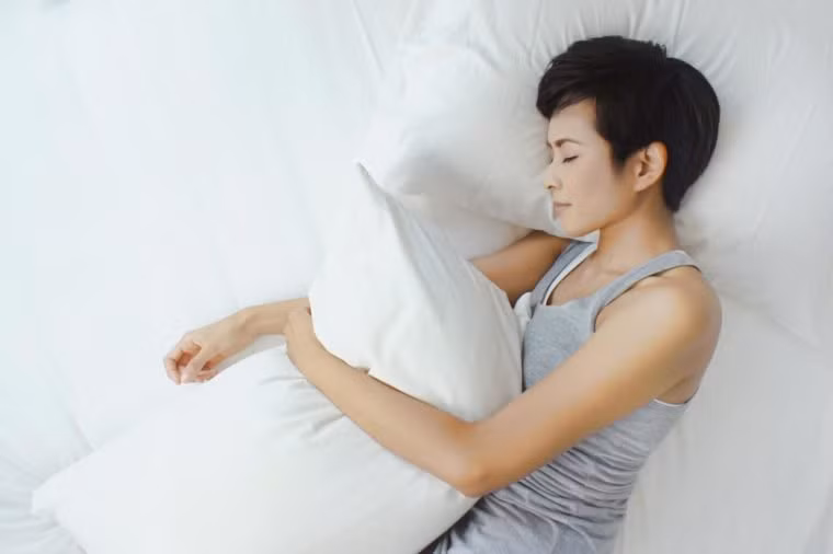 Đệm có mùi: Nếu bạn giặt giũ vỏ đệm mỗi tuần nhưng vẫn không hết mùi thì đó có thể là dấu hiệu cho thấy bạn cần thay chiếc đệm mới.