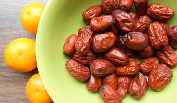 Các tính năng chống viêm và chống oxy hoá của táo tàu có thể điều trị các vấn đề về da như mụn trứng cá, nếp nhăn và vết sẹo. Bạn có thể dùng táo bôi vào vết mụn hoặc ăn trực tiếp. Ảnh: Shutterstock, Internet.