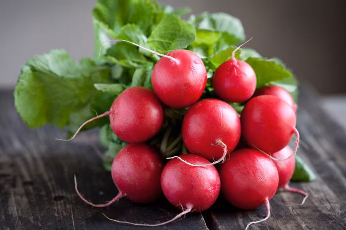 Trị gàu: Củ cải giúp loại bỏ gàu hoàn toàn. Bạn chỉ cần chà xát nước củ cải lên da đầu và tóc rồi gội sạch sau một giờ. Ảnh: Internet.