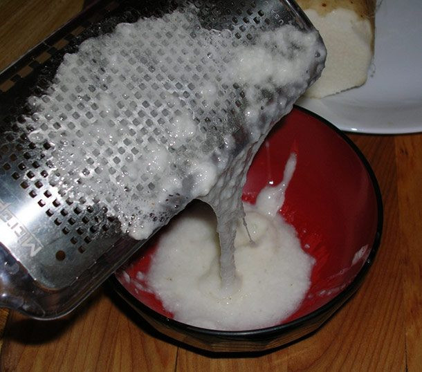 Moutain Yam, hay còn gọi là yamaimo, là một trong những món ăn nuốt trôi tuột nhất của Nhật Bản. Món này còn được gọi là "lươn núi" vì sự trơn trượt của nó.