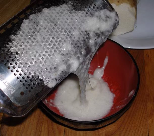 Moutain Yam, hay còn gọi là yamaimo, là một trong những món ăn nuốt trôi tuột nhất của Nhật Bản. Món này còn được gọi là "lươn núi" vì sự trơn trượt của nó.