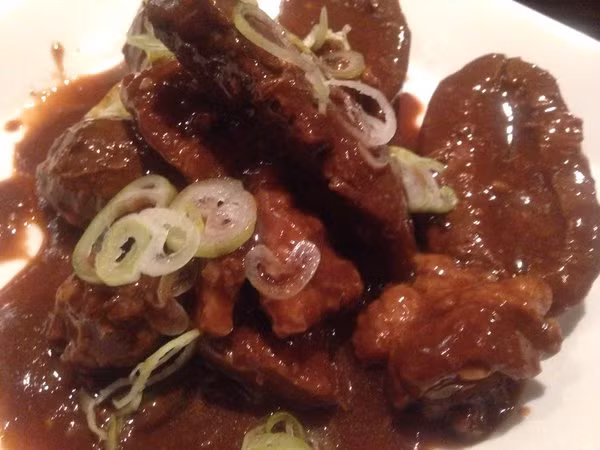 Ngoài ra, còn có món tinh hoàn và dương vật lợn hầm nhừ.