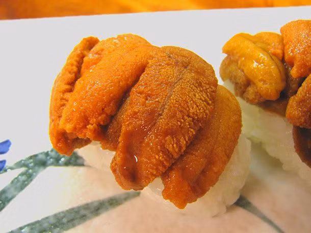 Uni giờ là một món ăn được yêu thích của những người sành ăn và đầu bếp Nhật Bản. Uni chính là trứng của loài nhím biển.