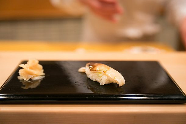 Torigai, còn được gọi là Cockle Nhật Bản, được sử dụng thường xuyên trong các bữa ăn sushi. Nó có vị đắng lẫn với mùi vị ngọt ngào.