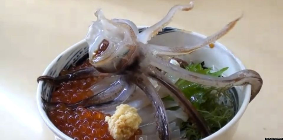 Mực nhảy là món ăn có một con mực ống sống trên phần mỳ. Khi người ta đổ nước tương lên con mực và nó bắt đầu ngoe ngẩy những xúc tu. Sau khi xem màn mực “nhảy múa”, bạn có thể thưởng thức món ăn này.