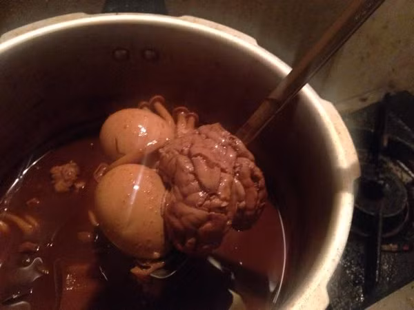 Óc heo kho trứng là món ăn kinh dị du khách có thể thử tại nhà hàng Chinju-ya (Nhật Bản).