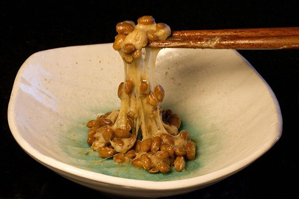 Natto là món đậu nành để lên men của Nhật. Nó có độ nhờn nhớt cao, natto càng ngon khi độ dài của sợi nhớt khi gắp khỏi chén.