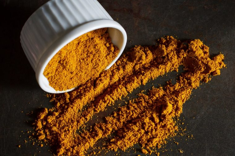 Ngăn chặn ung thư: Thành phần chính của nghệ, curcumin được chứng minh có khả năng ức chế sự tăng trưởng của tế bào ung thư, tăng chất chống oxy hóa và hệ thống miễn dịch. Hiện, các nhà khoa học khuyến khích các bệnh nhân ung thư tiền tiền liệt tuyến, ung thư vú, ung thư đại trực tràng sử dụng nghệ nhằm giảm sự tiển triển của bệnh.