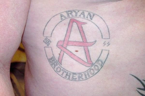 Aryan Brotherhood là tổ chức lớn nhất trong và ngoài các nhà tù ở Mỹ với khoảng 20.000 thành viên. Chúng reo rắc ám ảnh ở khu vực tây nam nước Mỹ. Các thành viên của Aryan Brotherhood chiến 18% tổng số phạm nhân phạm tội giết người trong các nhà tù liên bang. Chúng buôn lậu, phân phối ma túy và các chất gây nghiện.