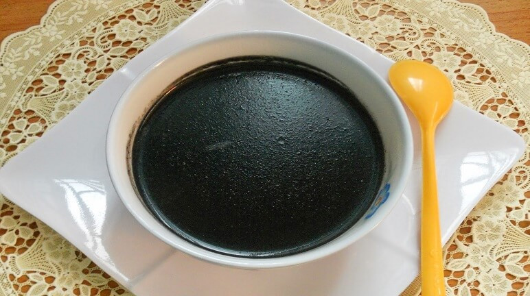 ##bc### 4. Chè mè đen Chè mè đen nhiều chất xơ, giàu dinh dưỡng không chỉ giúp mẹ bầu bổ sung năng lượng khi mang thai mà còn hỗ trợ cuộc vượt cạn diễn ra nhanh chóng. Nhiều chị em đã chia sẻ kinh nghiệm sinh con nhanh, ít đau đớn bằng phương pháp này. Từ tuần thứ 35 thai kỳ, chị em nên ăn chè mè đen 3 lần/tuần, mỗi lần 1 chén để chuẩn bị cho hành trình sinh nở.