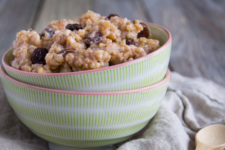 Gạo lức là một loại ngũ cốc nguyên cám cung cấp chất xơ và một số vitamin và khoáng chất như sắt, kali, mangan, protein, chất béo, selen, magiê, calo.